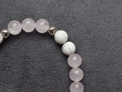 Bracelet d'intention - Douce présence (Quartz rose & howlite blanche mate)