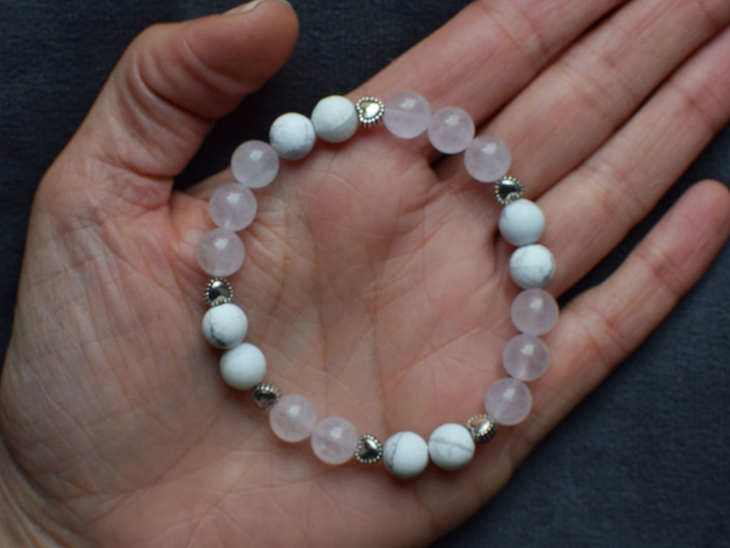 Bracelet d'intention - Douce présence (Quartz rose & howlite blanche mate)