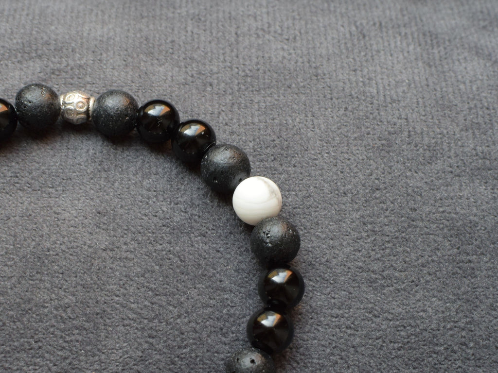 Bracelet d'intention - Calme éveillé (Onyx Noir, Pierre de Lave & Howlite Blanche)