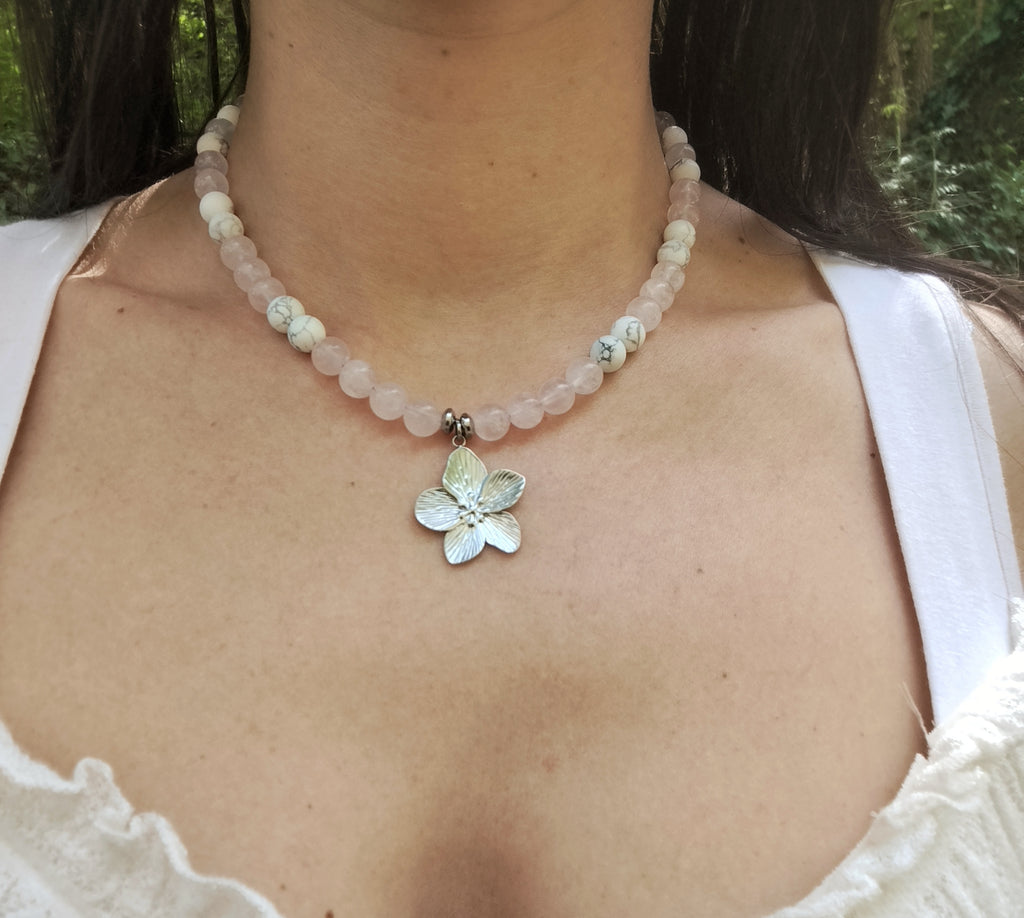 Collier d'intention - Hana rosée (Quartz rose, howlite blanche mate & agate fleur de cerisier)