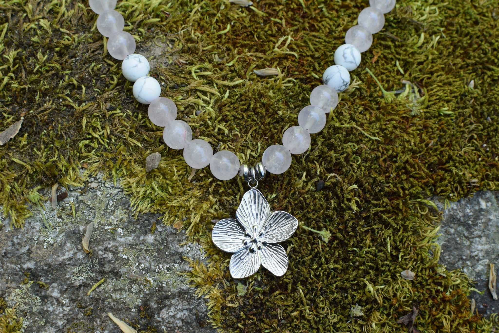 Collier d'intention - Hana rosée (Quartz rose, howlite blanche mate & agate fleur de cerisier)