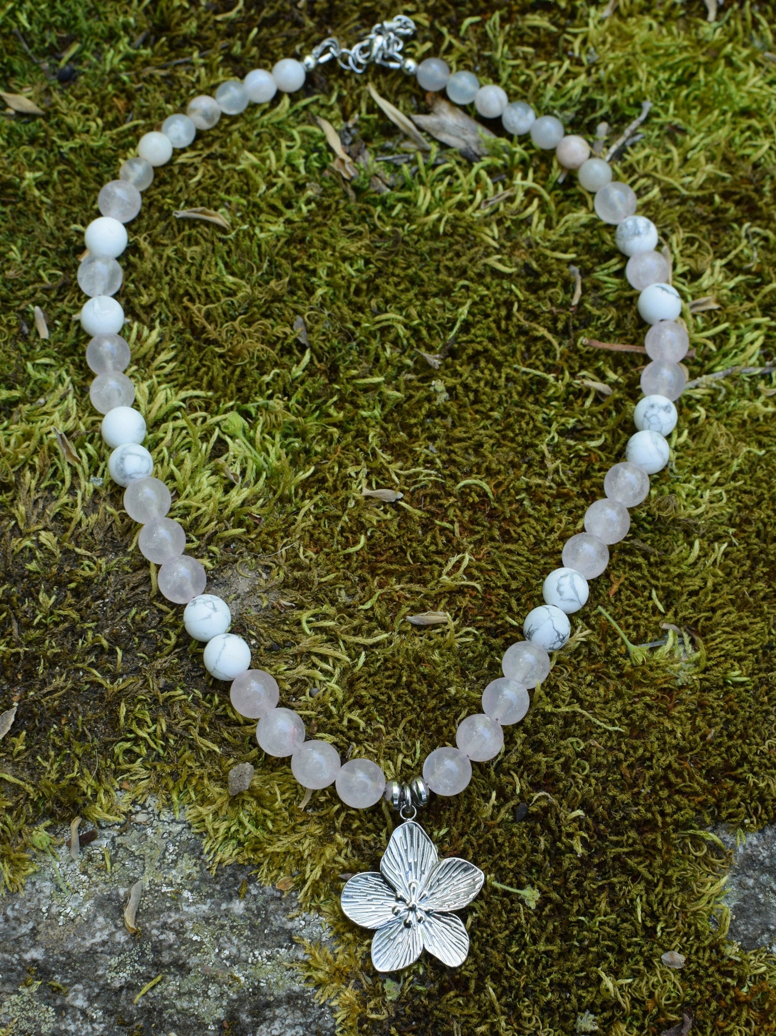 Collier d'intention - Hana rosée (Quartz rose, howlite blanche mate & agate fleur de cerisier)