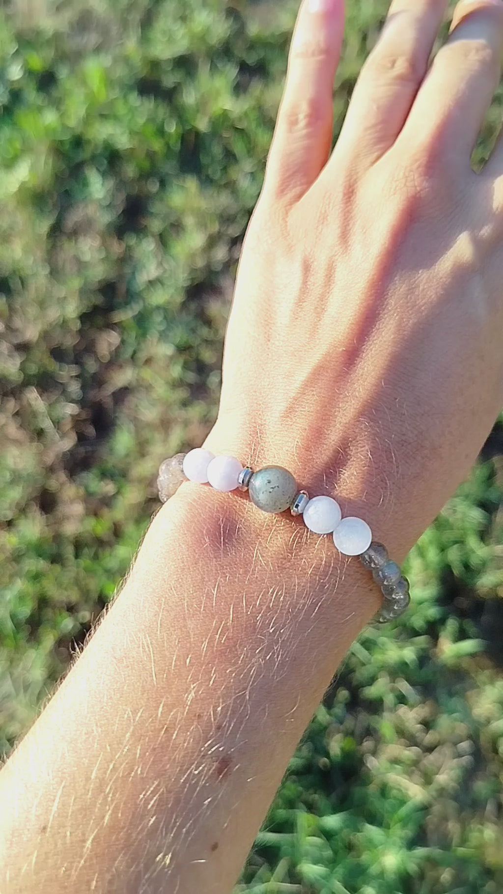 Bracelet d’intention – Lisière des brumes  (Labradorite et calcédoine bleue)