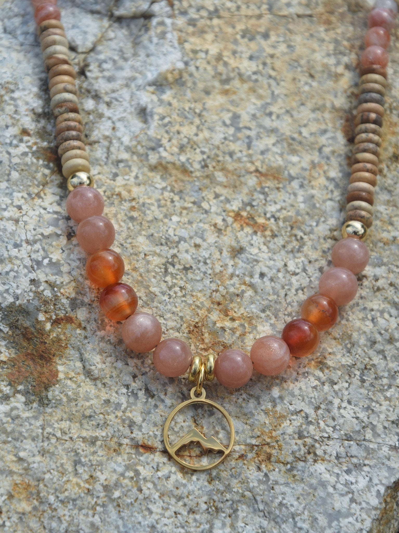 Collier d'intention – Terre Ardente (Pierre de soleil pêche, cornaline multicolore et jaspe paysage)