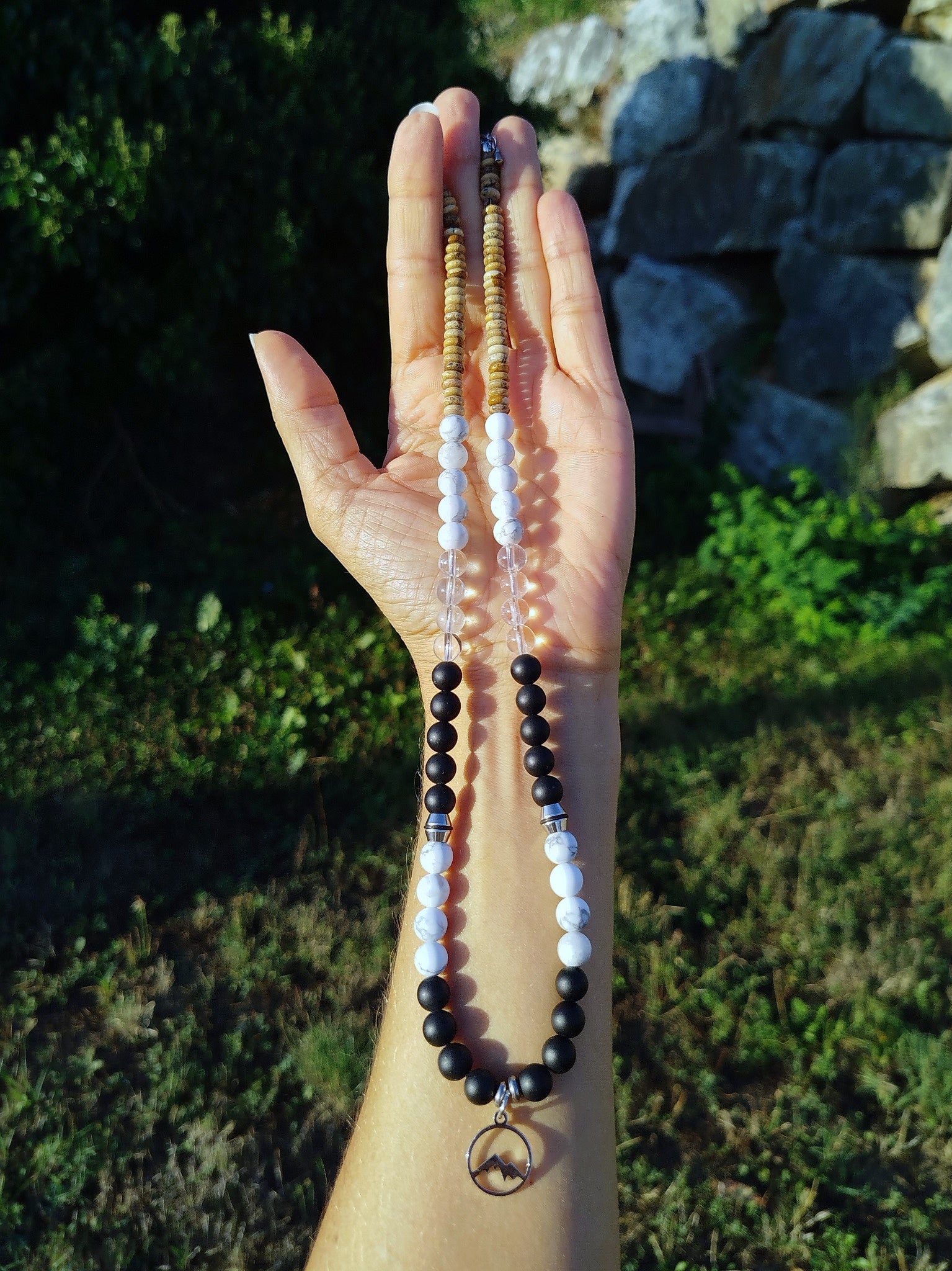 Collier d’intention - Cap sauvage (Onyx noir mat, howlite mate, cristal de roche et jaspe paysage)
