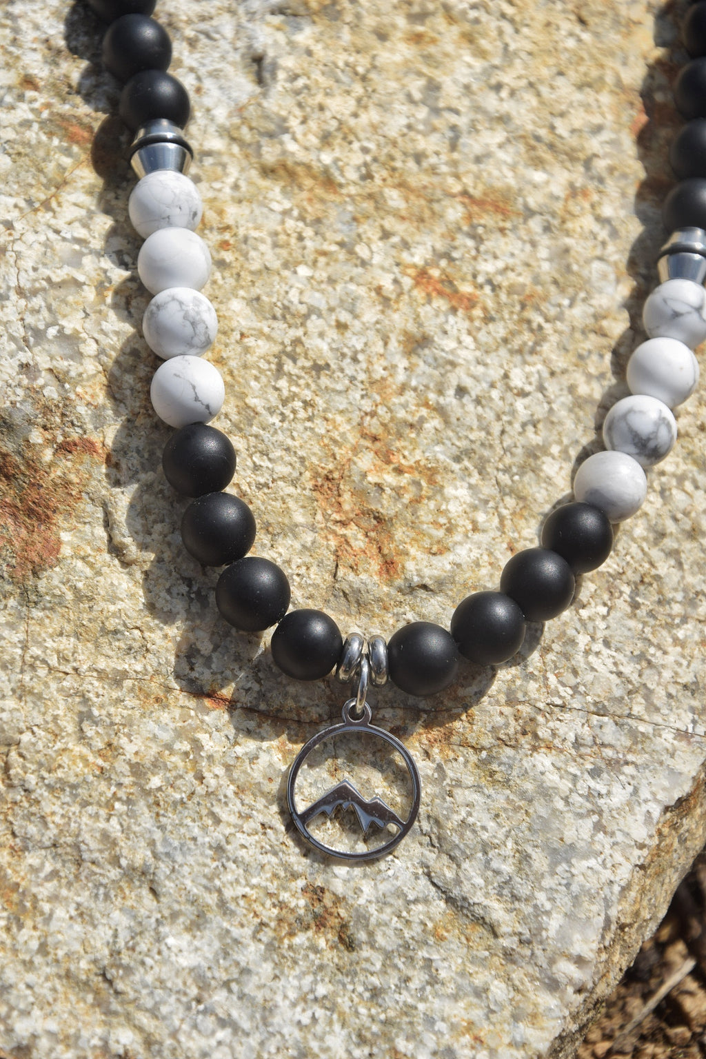 Collier d’intention - Cap sauvage (Onyx noir mat, howlite mate, cristal de roche et jaspe paysage)