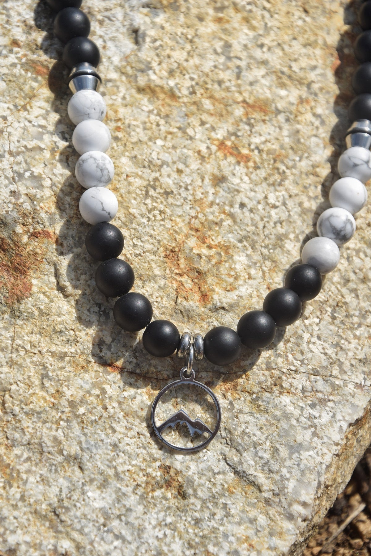 Collier d’intention - Cap sauvage (Onyx noir mat, howlite mate, cristal de roche et jaspe paysage)