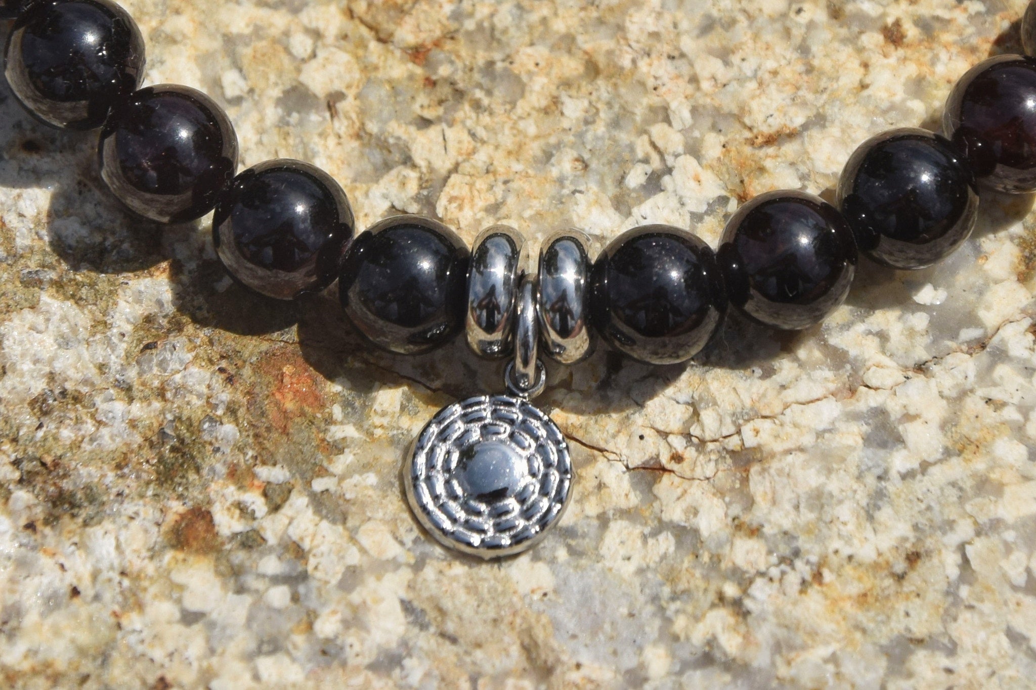 Bracelet d’intention – Cœur de Terre  (Grenat)