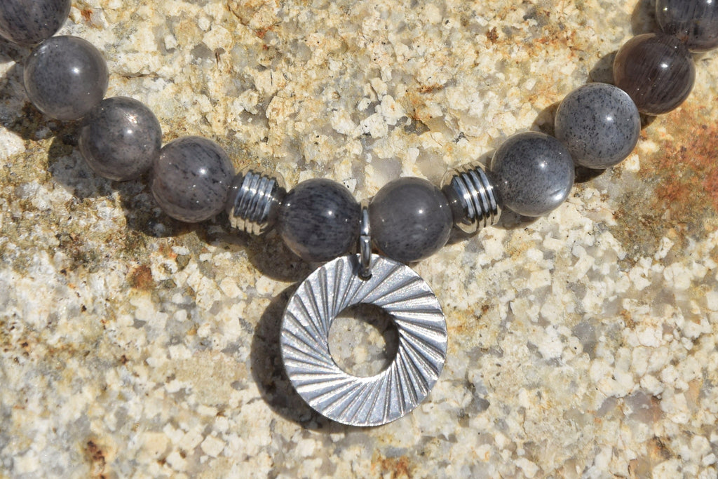 Bracelet d'intention - Force des reliefs (Pierre de soleil noire)