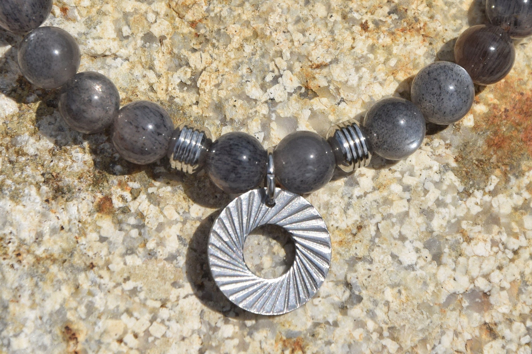 Bracelet d'intention - Force des reliefs (Pierre de soleil noire)