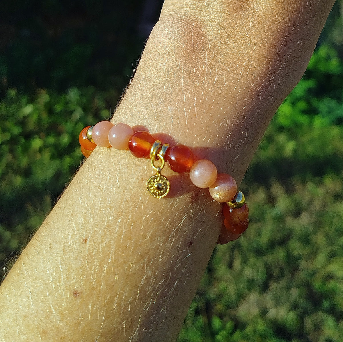 Bracelet d’intention - Lumière des falaises  (Cornaline multicolore et pierre de soleil pêche)