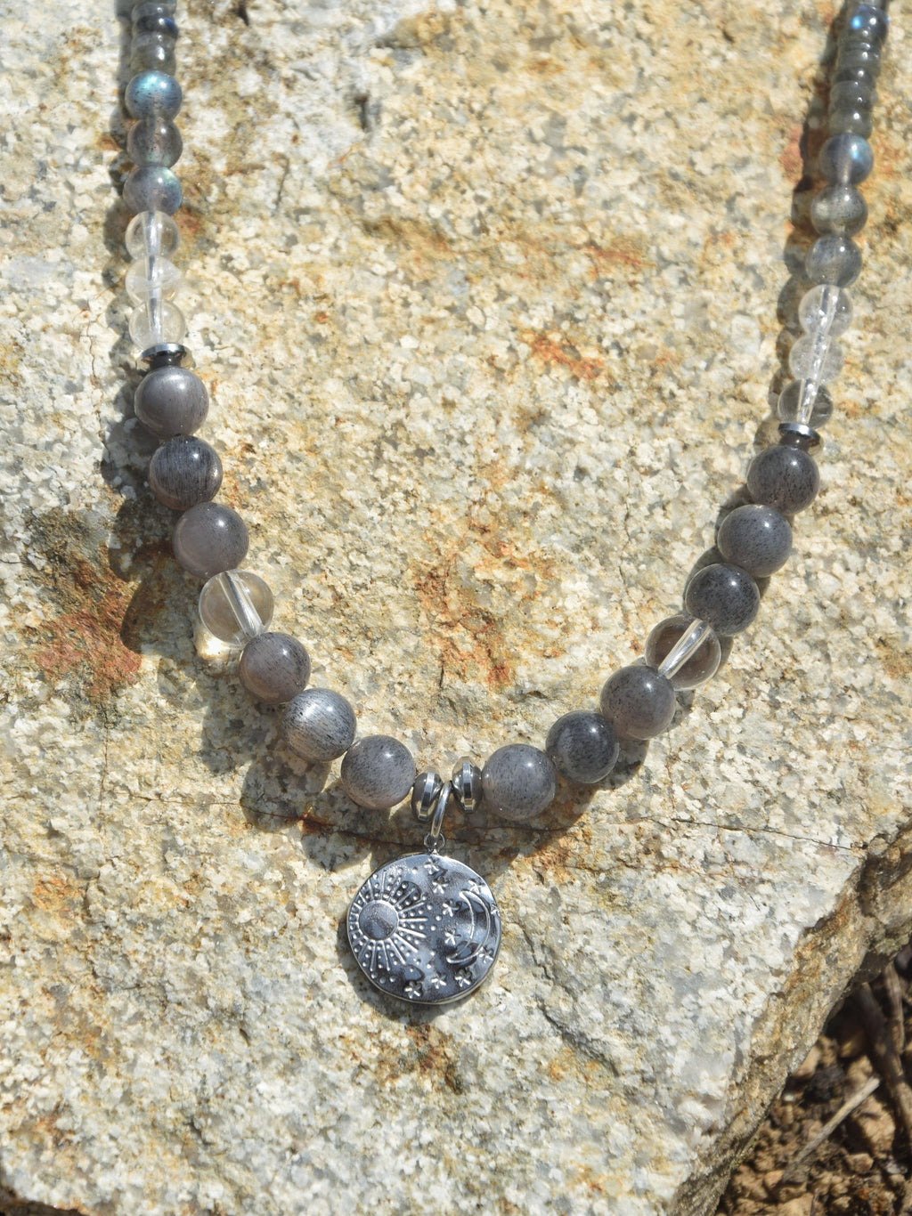 Collier d’intention – Seuil des Astres (Pierre de soleil noire, cristal de roche et labradorite)