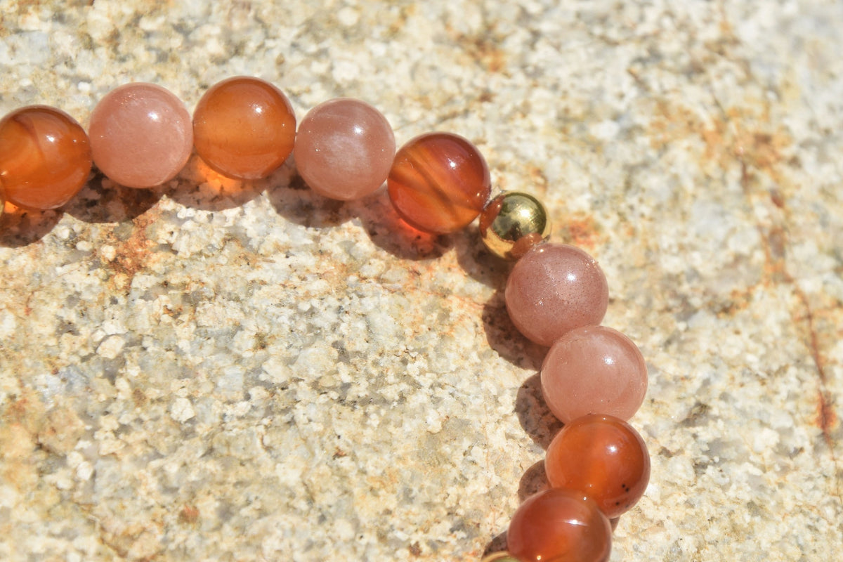 Bracelet d’intention - Lumière des falaises  (Cornaline multicolore et pierre de soleil pêche)