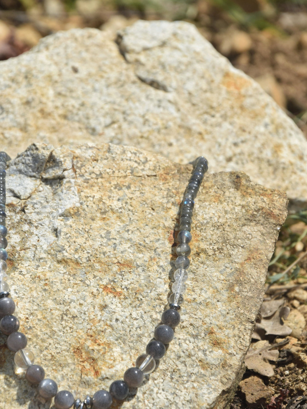 Collier d’intention – Seuil des Astres (Pierre de soleil noire, cristal de roche et labradorite)