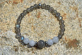 Bracelet d’intention – Lisière des brumes  (Labradorite et calcédoine bleue)