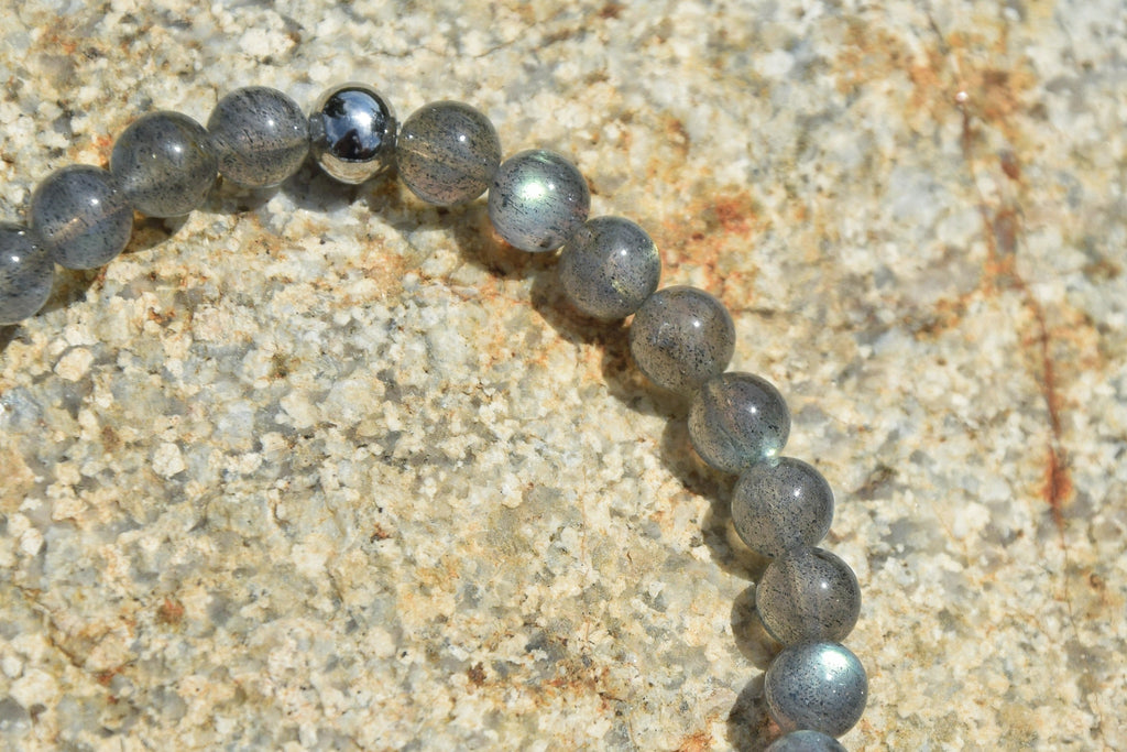 Bracelet d’intention – Lisière des brumes  (Labradorite et calcédoine bleue)