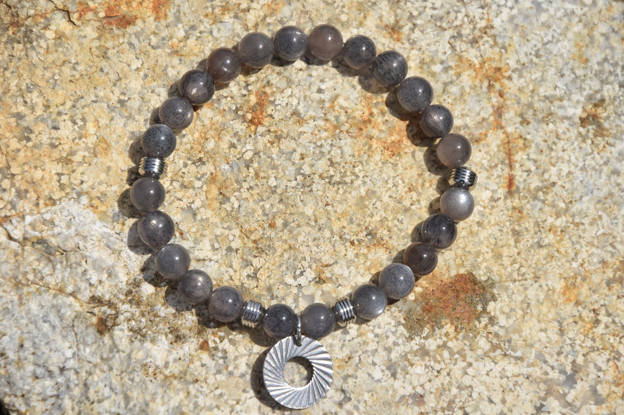 Bracelet d'intention - Force des reliefs (Pierre de soleil noire)