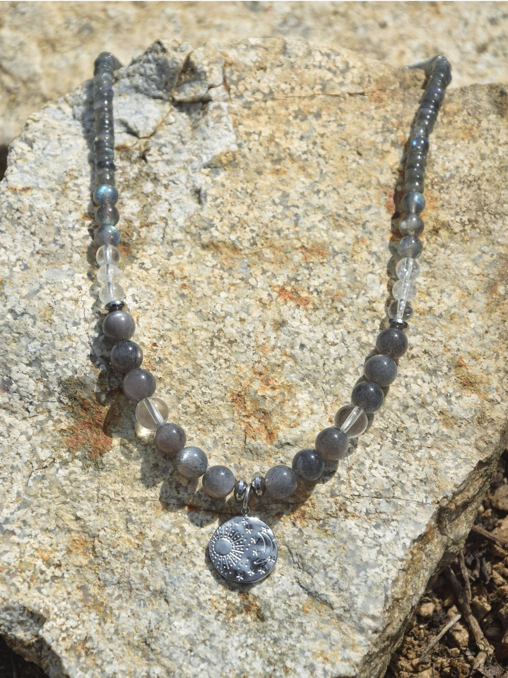 Collier d’intention – Seuil des Astres (Pierre de soleil noire, cristal de roche et labradorite)
