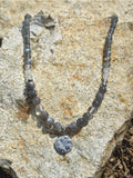 Collier d’intention – Seuil des Astres (Pierre de soleil noire, cristal de roche et labradorite)