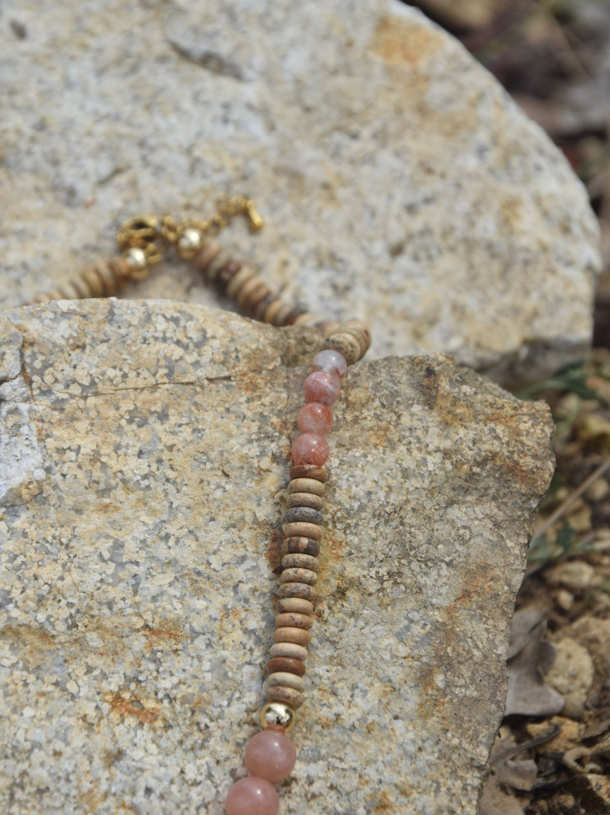 Collier d'intention – Terre Ardente (Pierre de soleil pêche, cornaline multicolore et jaspe paysage)