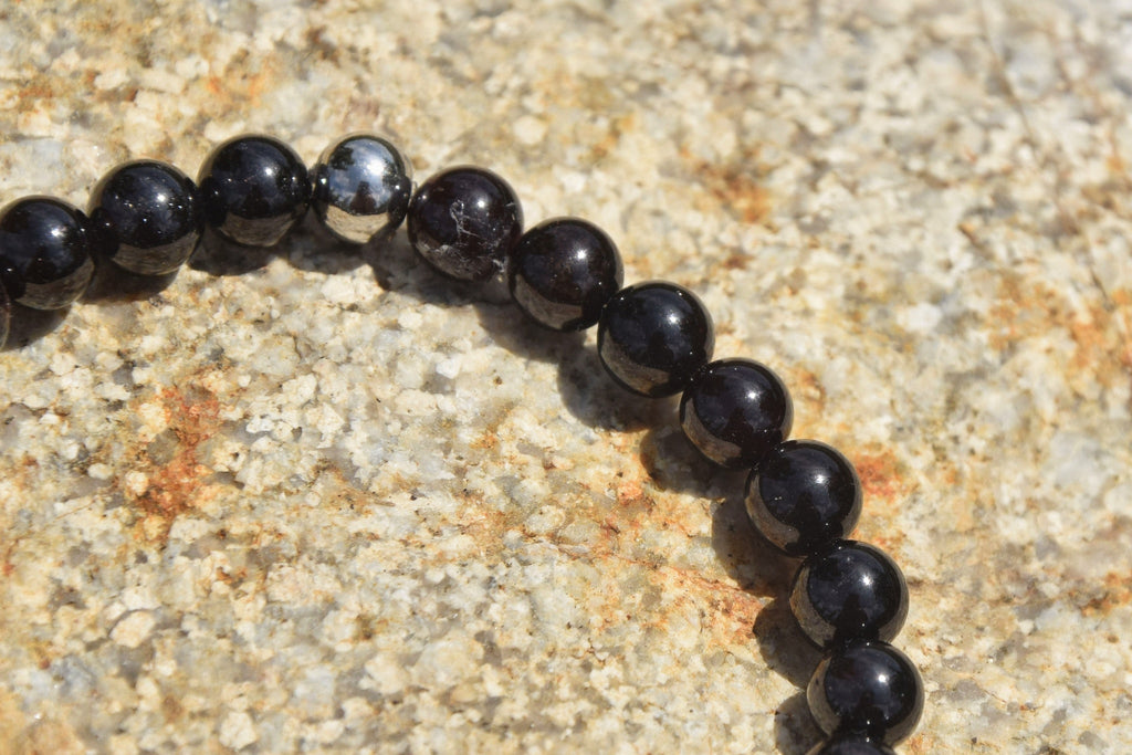 Bracelet d’intention – Cœur de Terre  (Grenat)