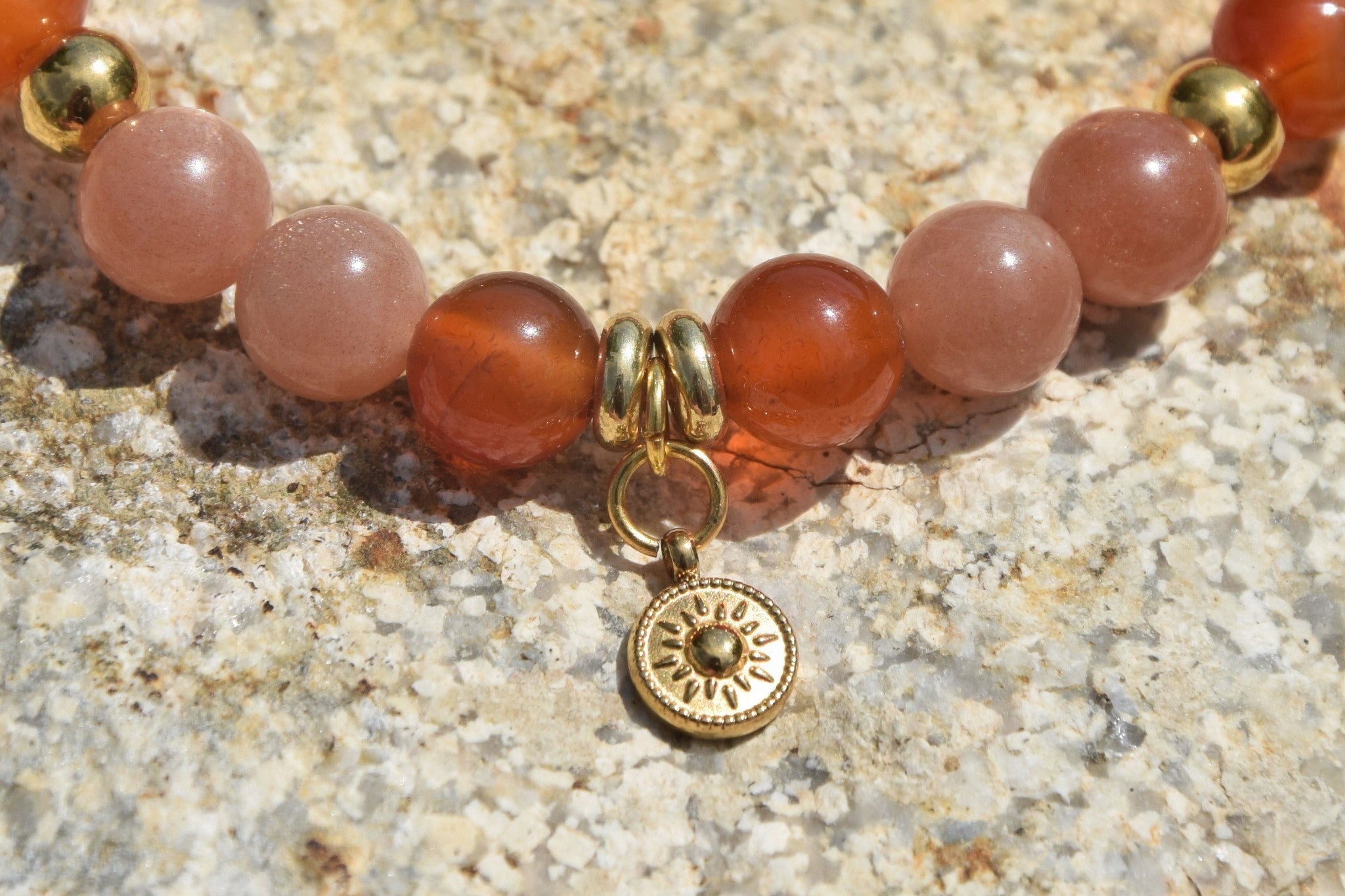 Bracelet d’intention - Lumière des falaises  (Cornaline multicolore et pierre de soleil pêche)