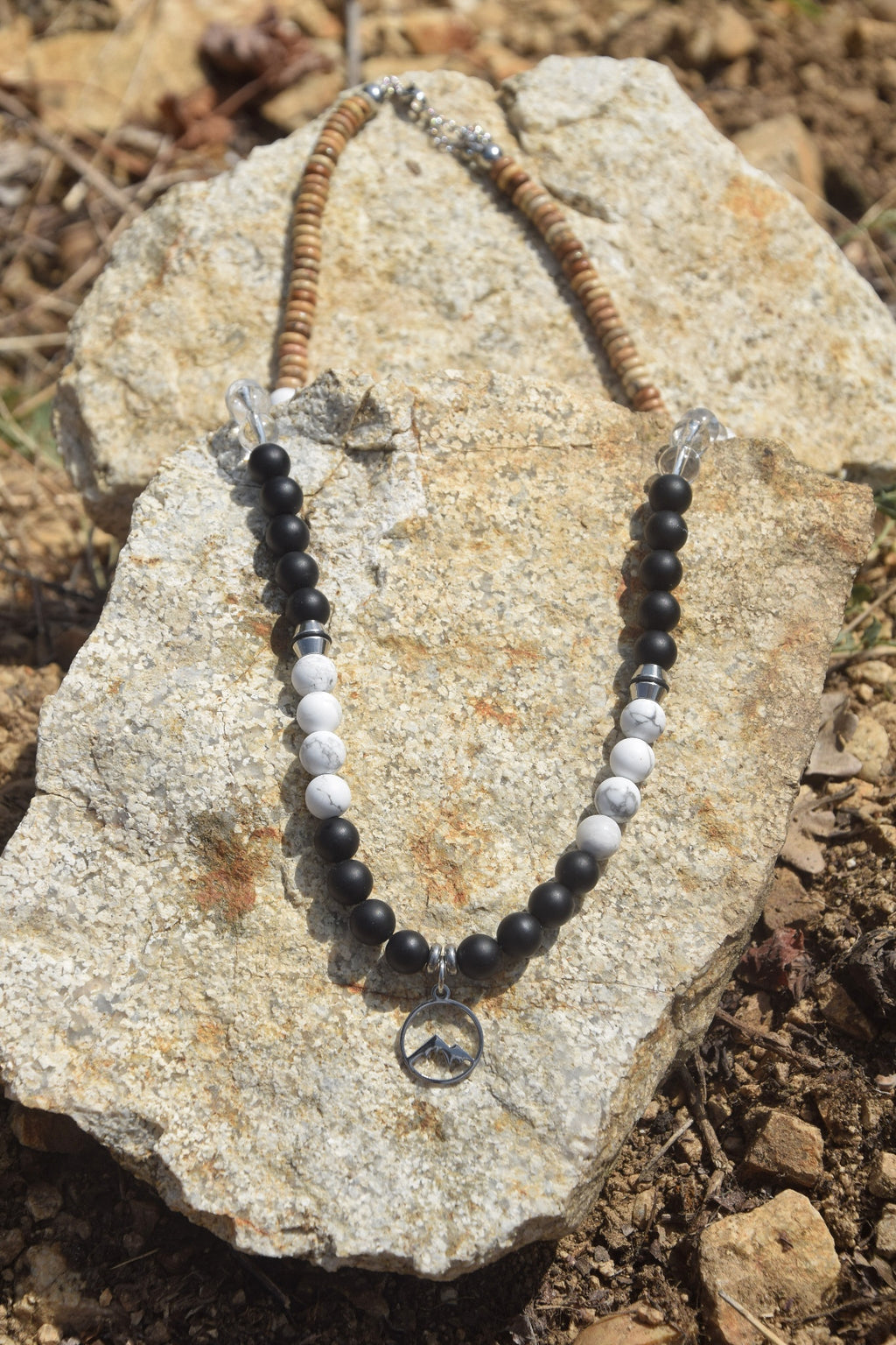 Collier d’intention - Cap sauvage (Onyx noir mat, howlite mate, cristal de roche et jaspe paysage)