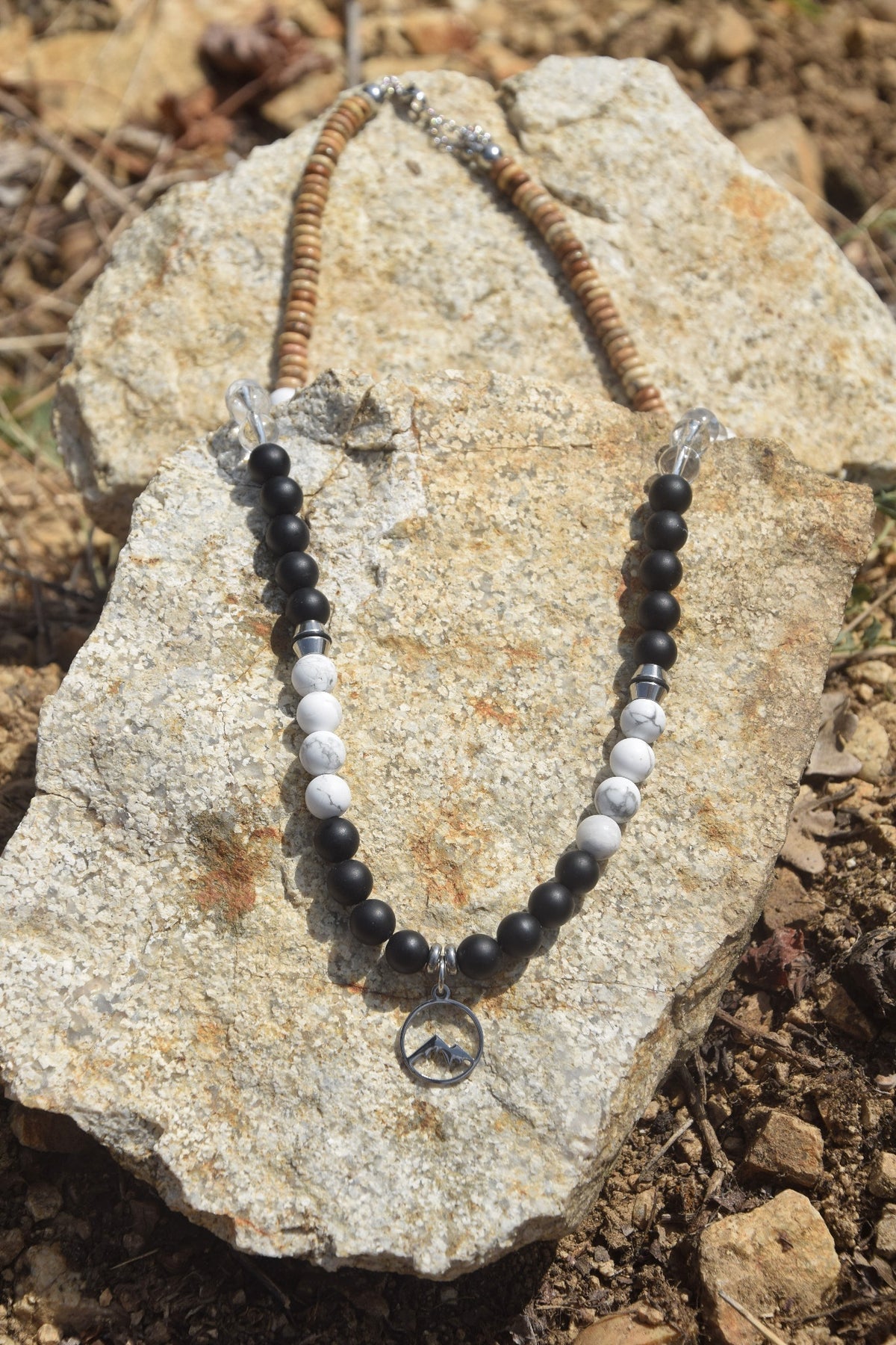 Collier d’intention - Cap sauvage (Onyx noir mat, howlite mate, cristal de roche et jaspe paysage)