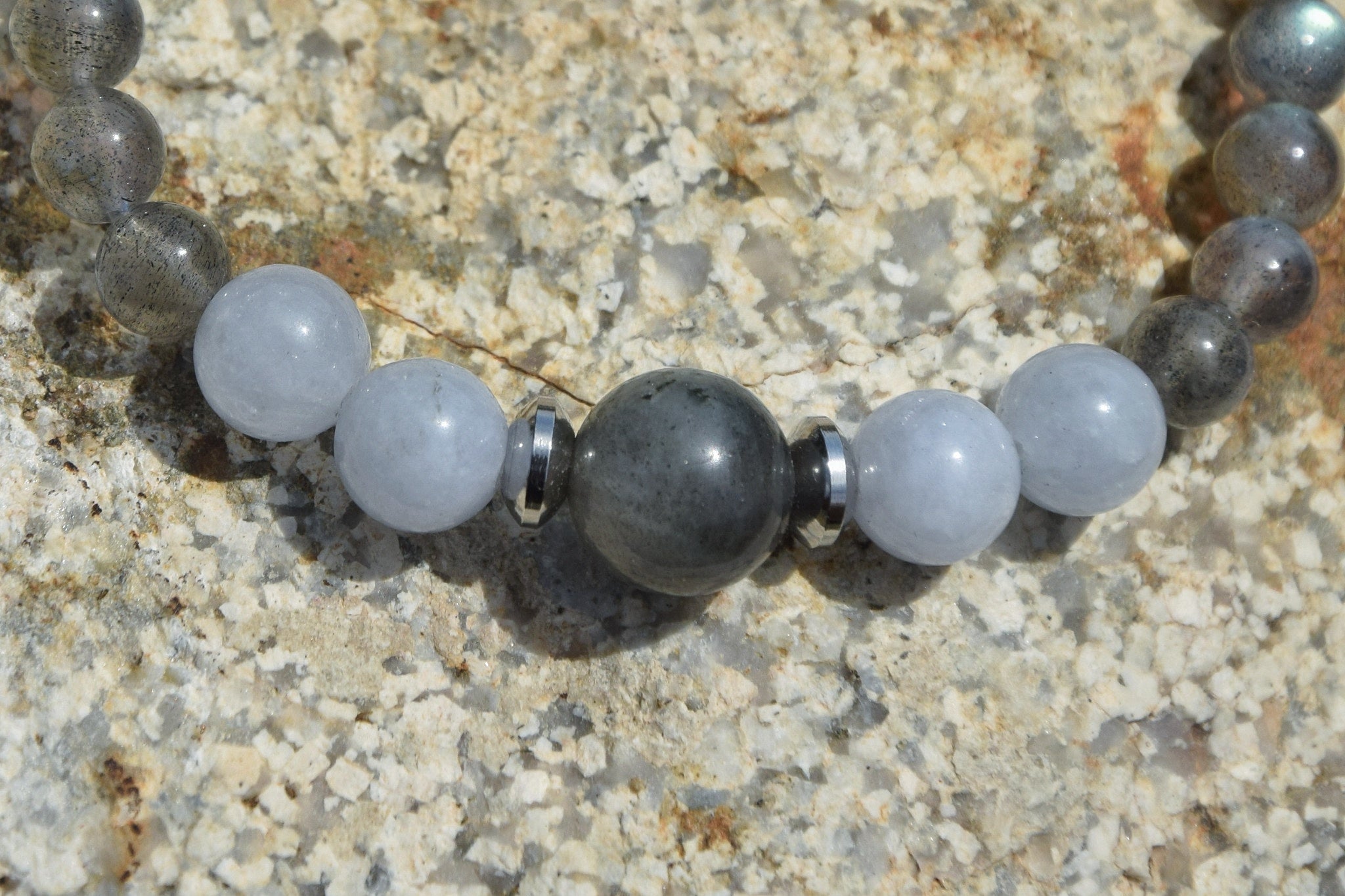 Bracelet d’intention – Lisière des brumes  (Labradorite et calcédoine bleue)
