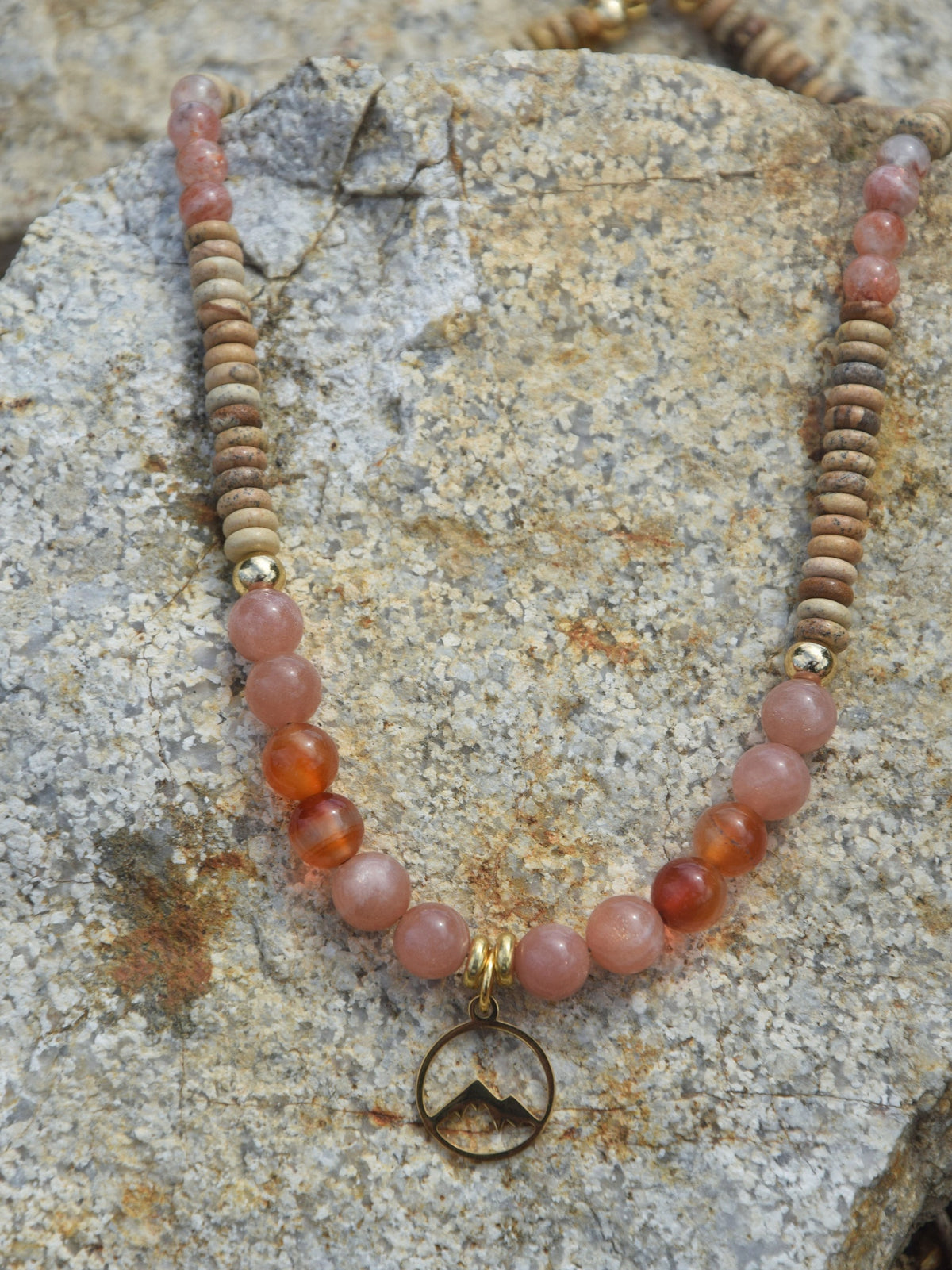 Collier d'intention – Terre Ardente (Pierre de soleil pêche, cornaline multicolore et jaspe paysage)