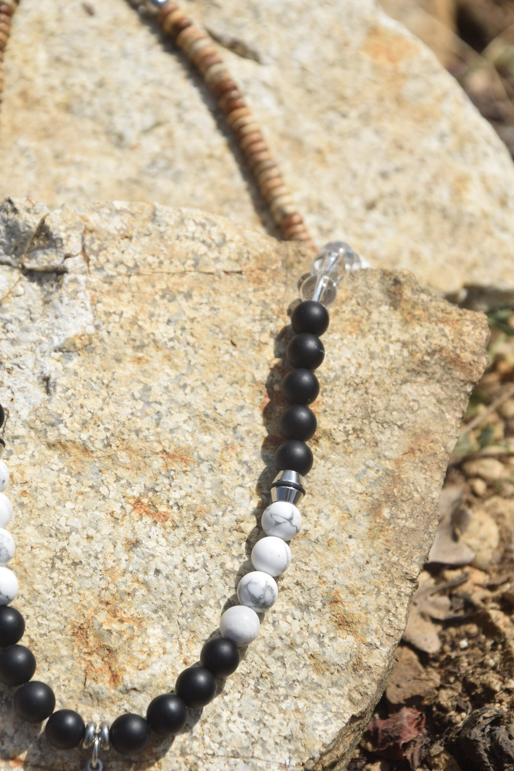 Collier d’intention - Cap sauvage (Onyx noir mat, howlite mate, cristal de roche et jaspe paysage)