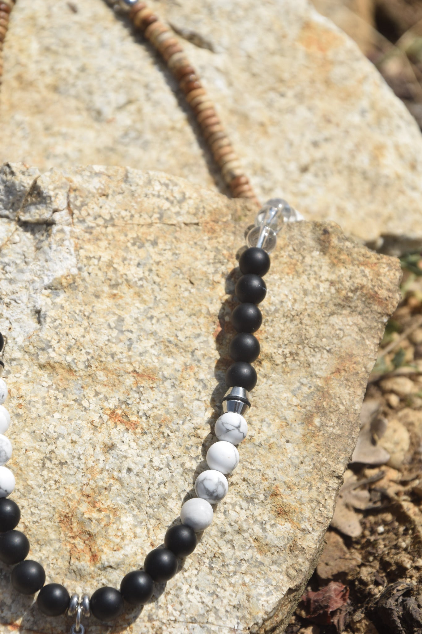 Collier d’intention - Cap sauvage (Onyx noir mat, howlite mate, cristal de roche et jaspe paysage)