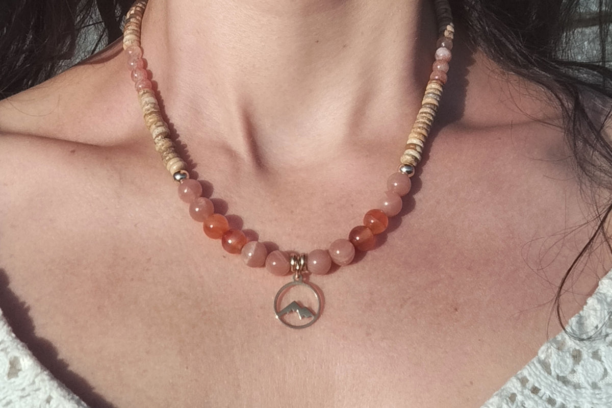 Collier d'intention – Terre Ardente (Pierre de soleil pêche, cornaline multicolore et jaspe paysage)