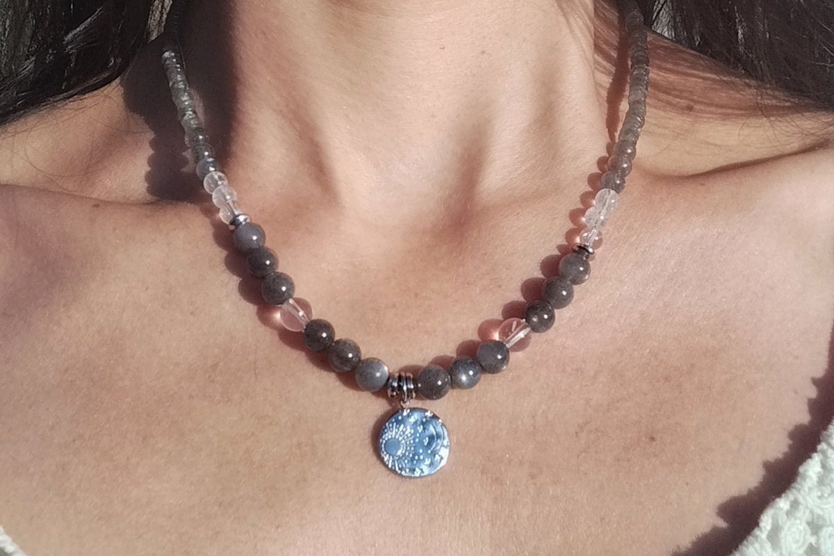 Collier d’intention – Seuil des Astres (Pierre de soleil noire, cristal de roche et labradorite)